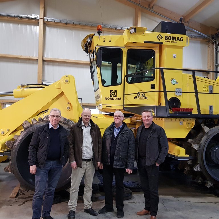 Tekið á móti nýjum troðara frá Bomag. Stjórn: Magnús B. Jónsson, Einar E. Einarsson, Jón Sigurðsson og Eiríkur H. Hauksson